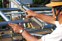 太陽光発電施設を設置した様子　足場パイプを約1m打ち込んで建設