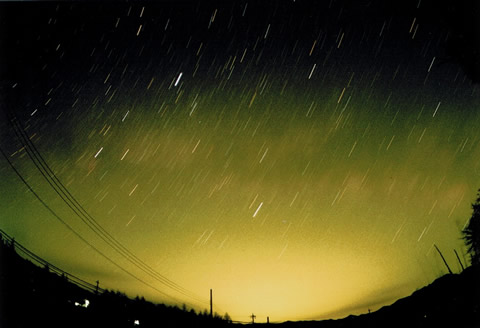 100km以上離れた東京の光により、夜空が明るくなった写真(山梨・清里にて)