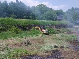 山梨県北杜市長坂町白井沢の農地　重機で雑木を撤虚